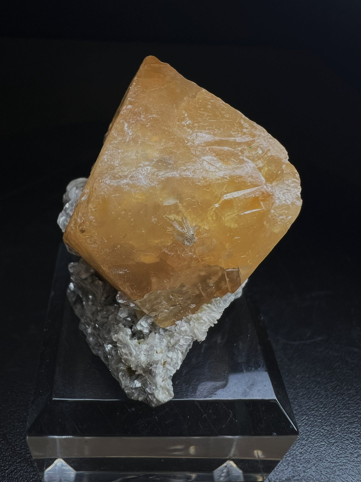 A Complete Crystal Of Scheelite From China- Collectors Piece, Statement Piece