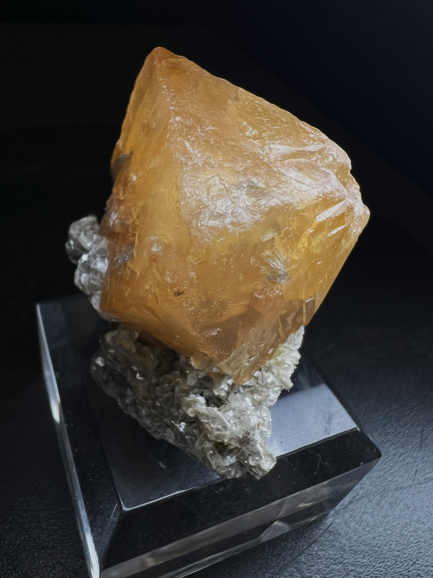 A Complete Crystal Of Scheelite From China- Collectors Piece, Statement Piece