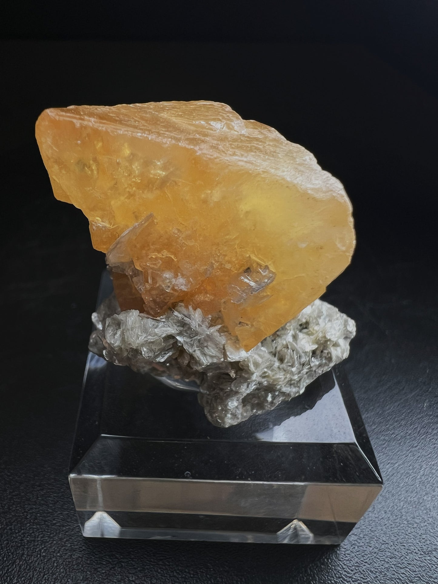 A Complete Crystal Of Scheelite From China- Collectors Piece, Statement Piece
