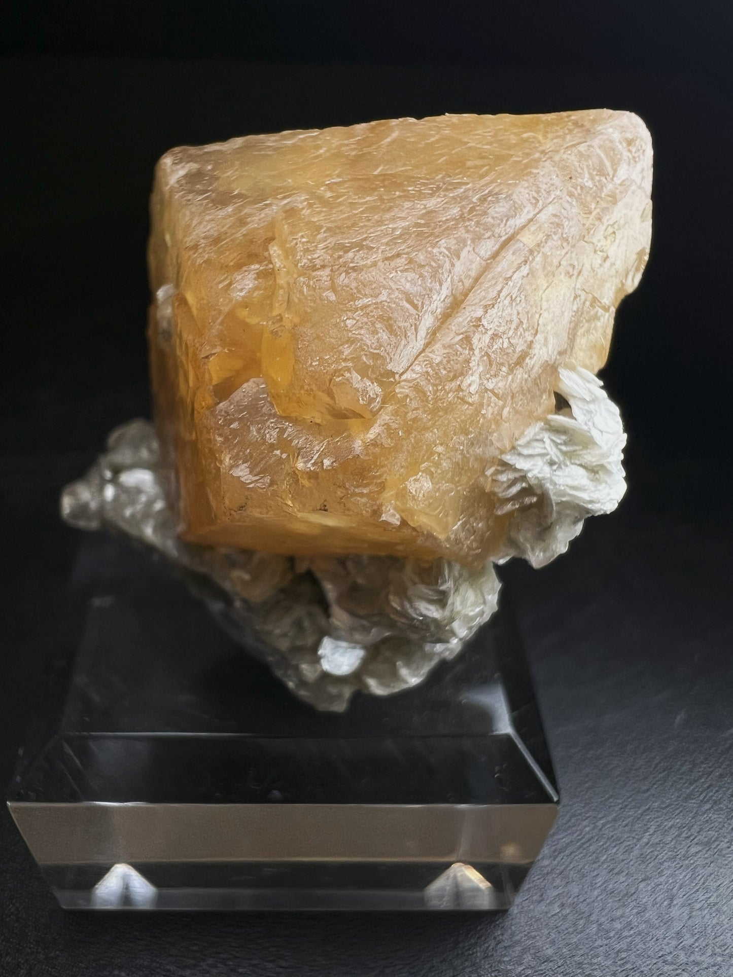 A Complete Crystal Of Scheelite From China- Collectors Piece, Statement Piece