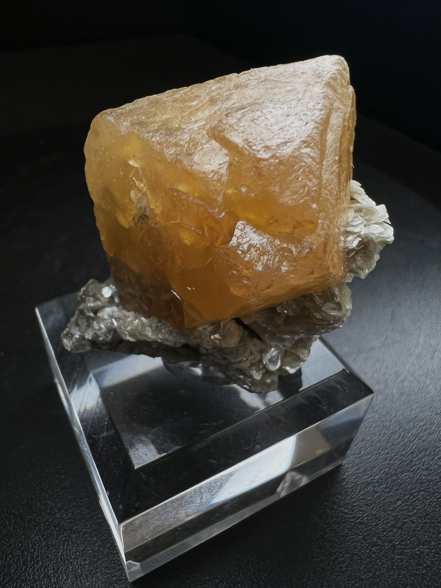 A Complete Crystal Of Scheelite From China- Collectors Piece, Statement Piece