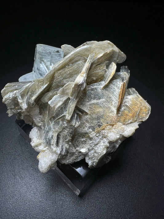 Outstanding Perfectly Terminated Aquamarine On Mica From Nagar Valley Pakistan Collectors Piece