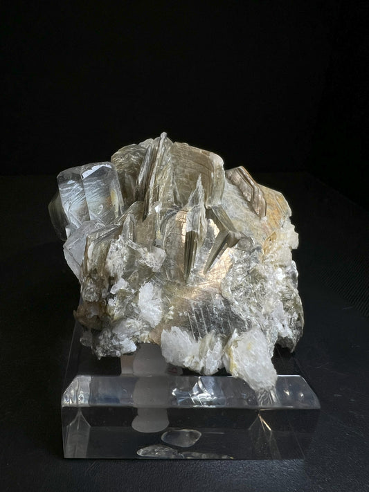 Outstanding Perfectly Terminated Aquamarine On Mica From Nagar Valley Pakistan Collectors Piece