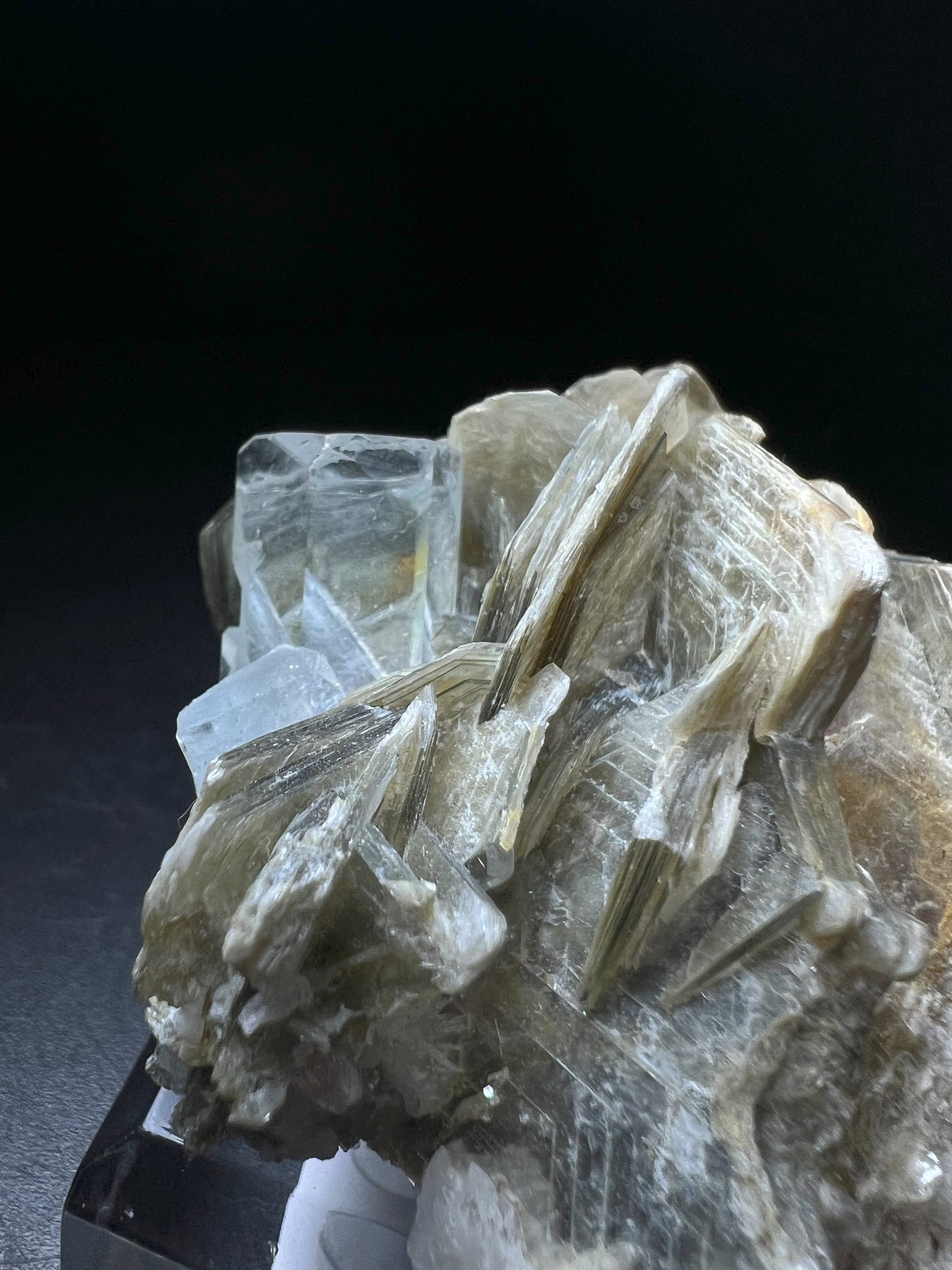 Outstanding Perfectly Terminated Aquamarine On Mica From Nagar Valley Pakistan Collectors Piece